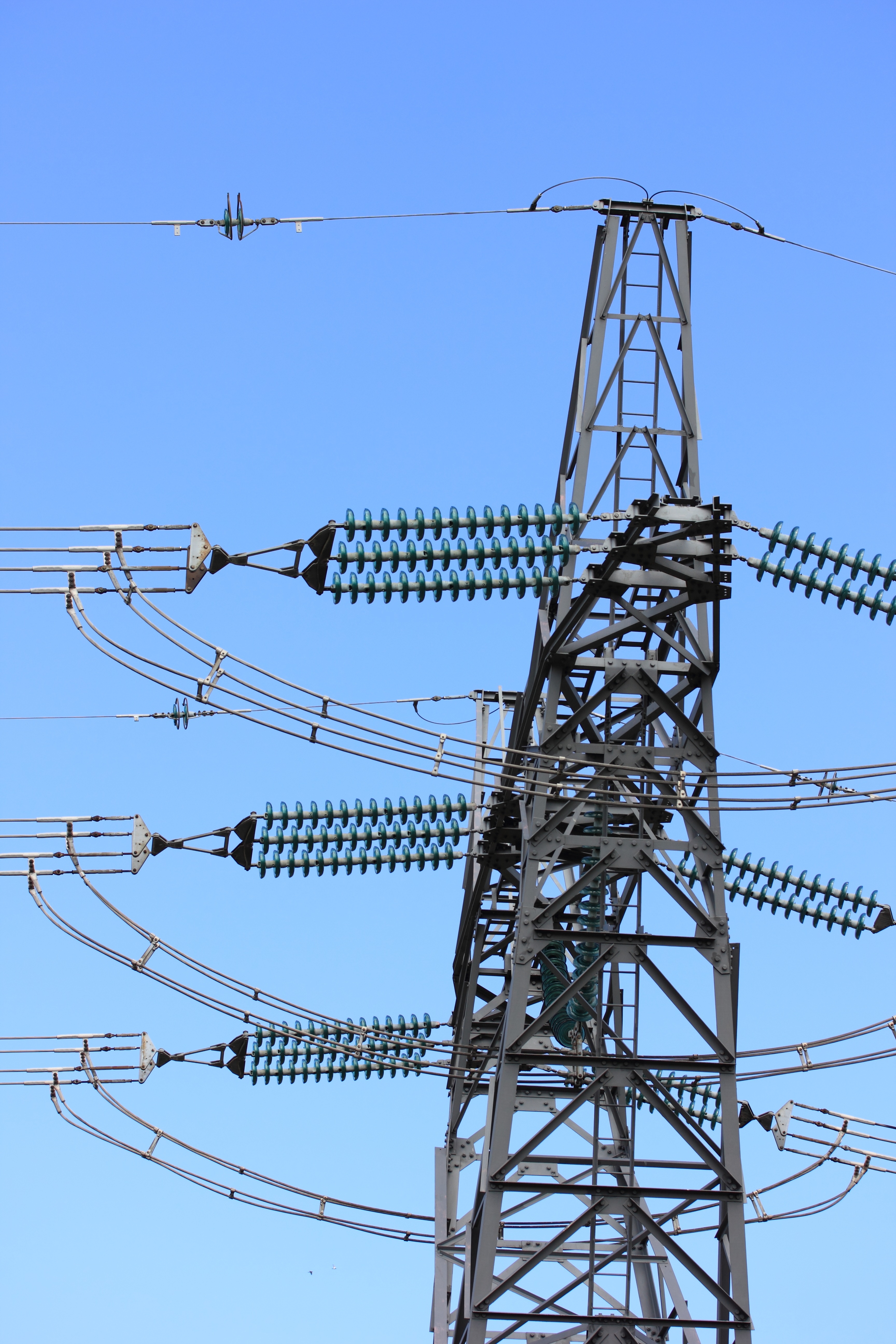 Nät- & Linjeinspektion Inspektion av elnät, fibernät och andra ledningsdragningar Upptäckt av skador, vegetationspåverkan eller slitage Högeffektiv lösning för energibolag, stadsnät och infrastrukturprojekt